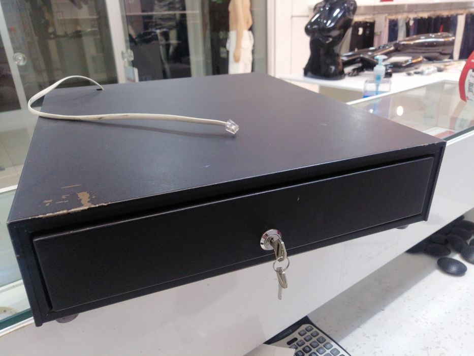 Сейф для кассы в отличном состоянии