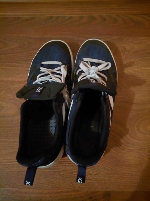 Продаю хорошие темно синие кроссовки 39 41 размер.