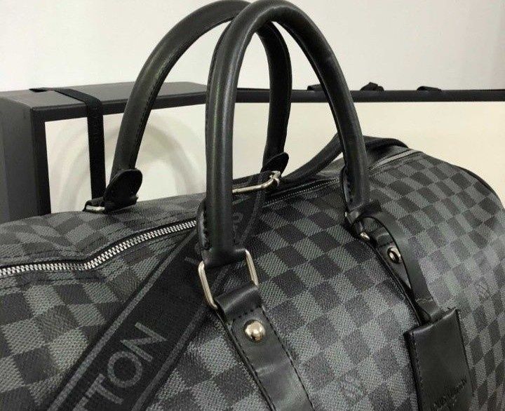 Geanta voiaj Louis Vuitton, model unisex  curea reglabila, saculet