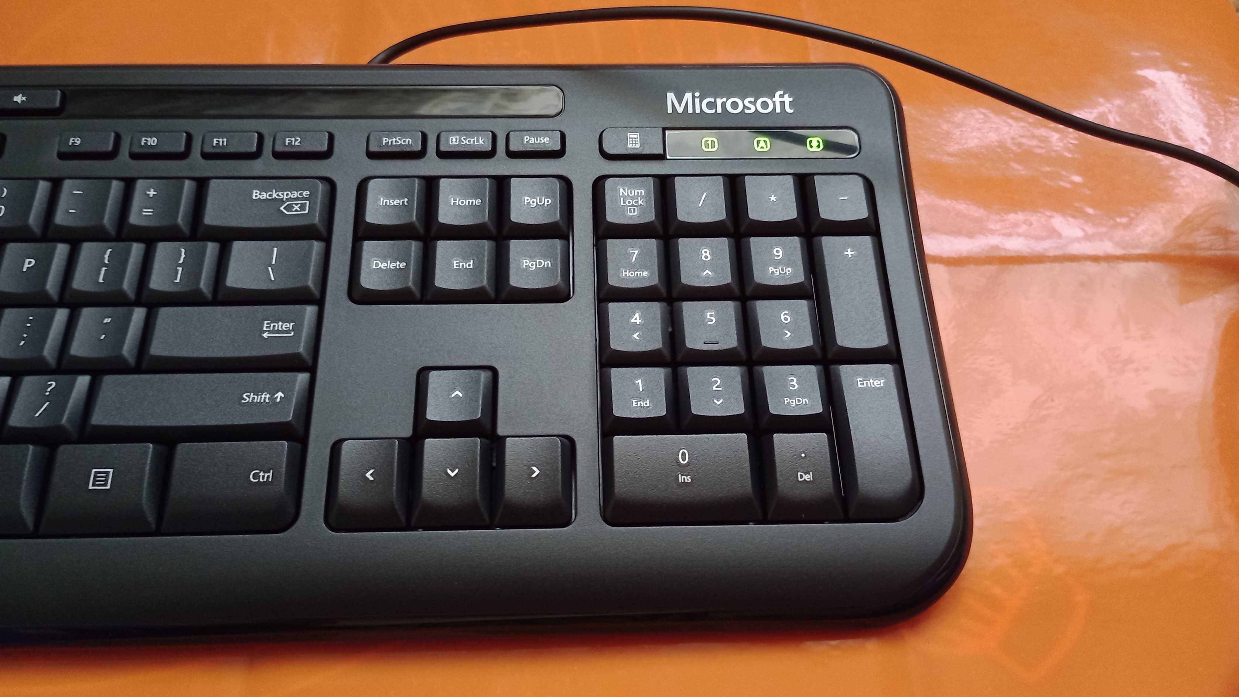 Tastatura Microsoft cu fir, noua, functionala pentru pc, telefon etc.