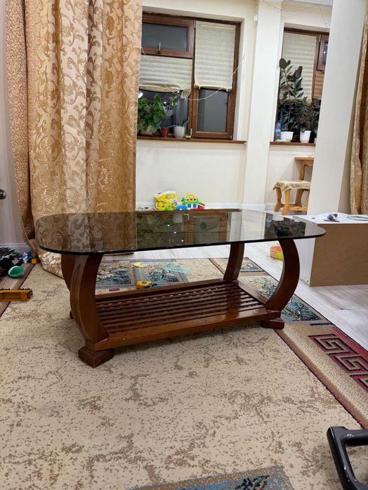 Журнальный стол из дерева и стекла