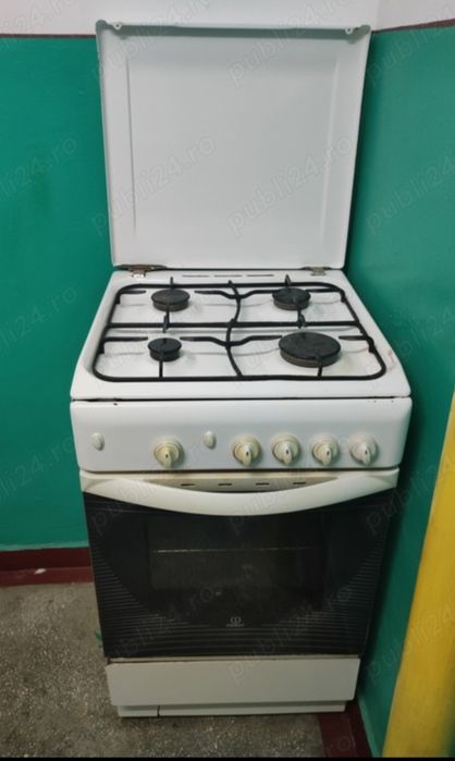 Vând aragaz alb în stare bună de funcționare