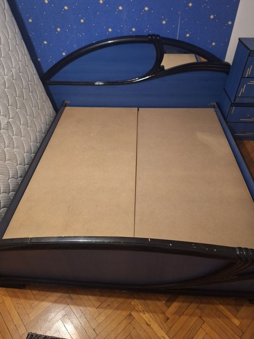 Pat 180x200 saltea și 2 noptiere incluse