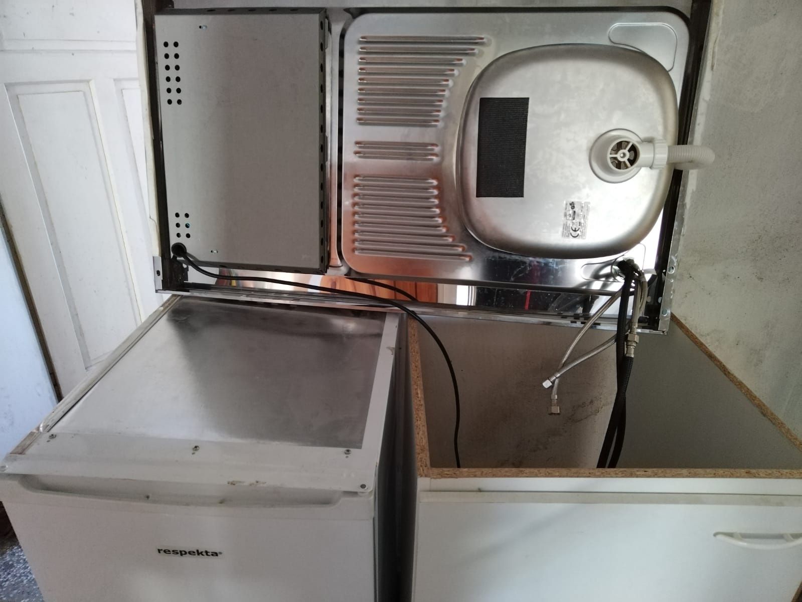 Шкаф с хладилник, мивка и котлони