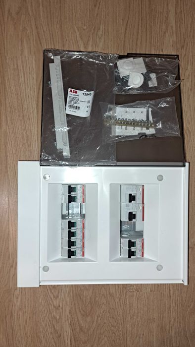 Vând tablou electric cu diferențiale și întrerupătoare MCB de la ABB