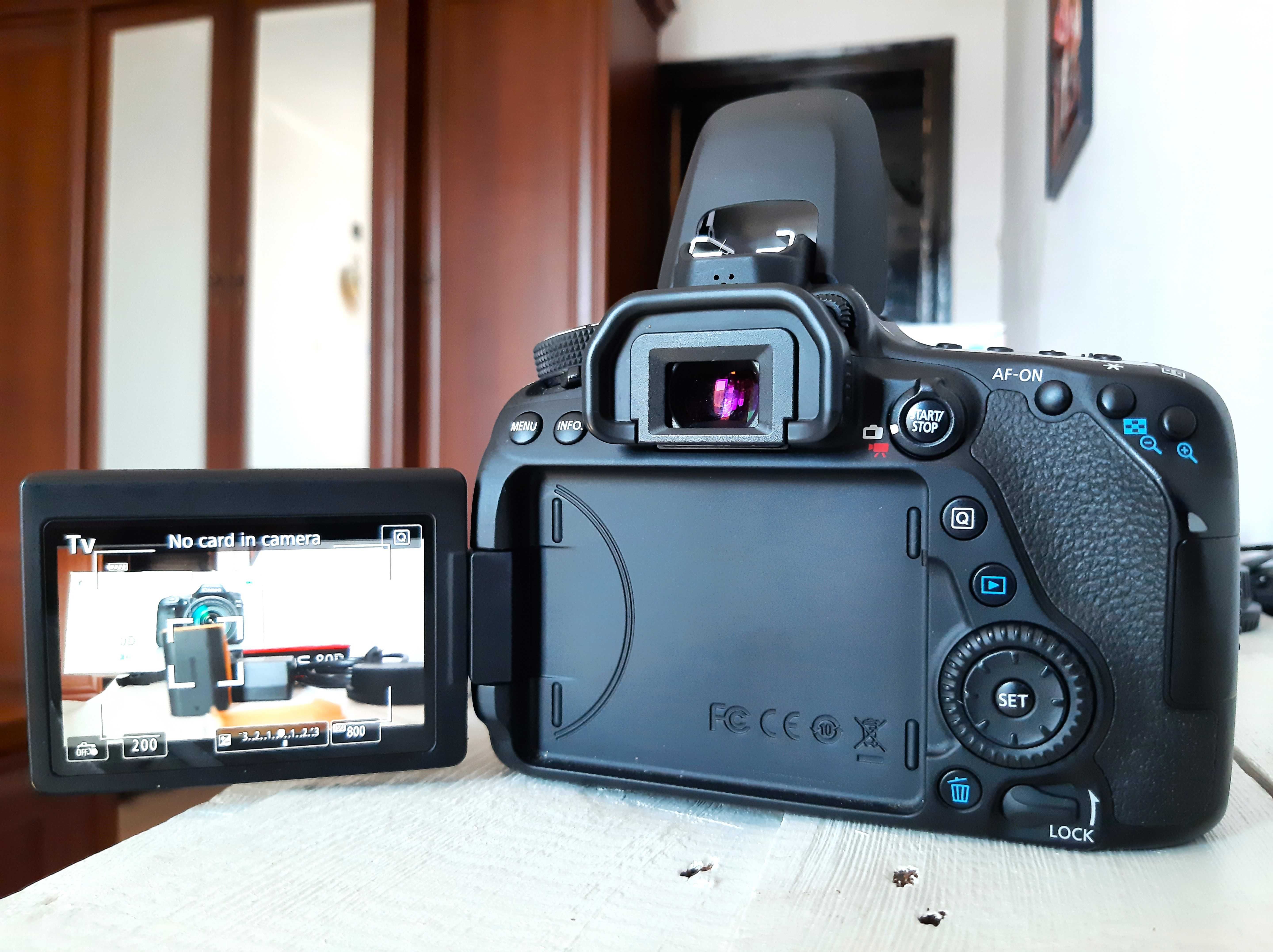 DSLR фотоапарат Canon EOS 80D без обектив