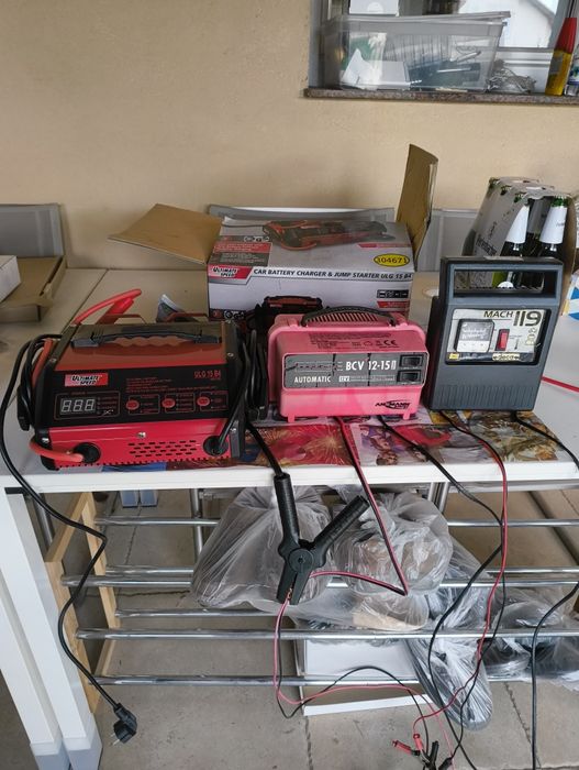 Încărcător baterii auto