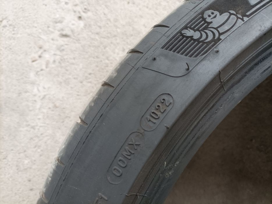 Продавам 2 летни гуми 315/30ZR21 105Y Michelin - 240 лв/бр.