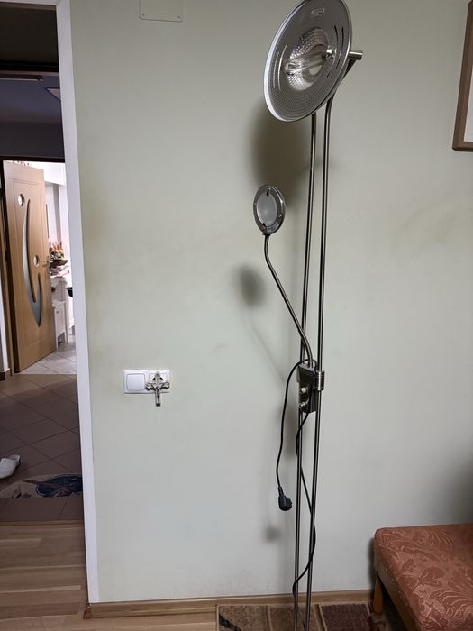 Lampadar metalic cu doua surse de lumina