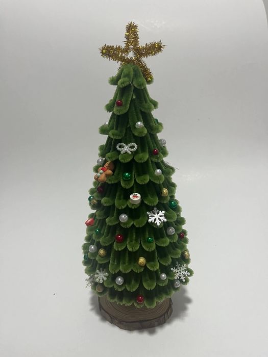 Brăduți,ornamente de crăciun, buchete de flori toate realizate manual