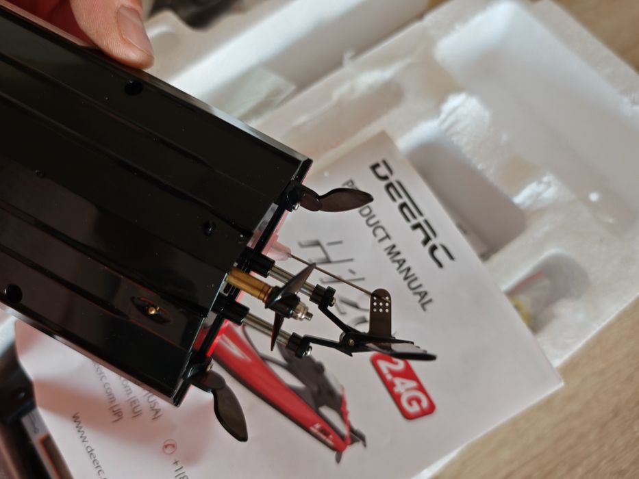 DEERC H120 - Бърза RC лодка с дистанционно , 2.4GHz + 2 батерии 7.4V