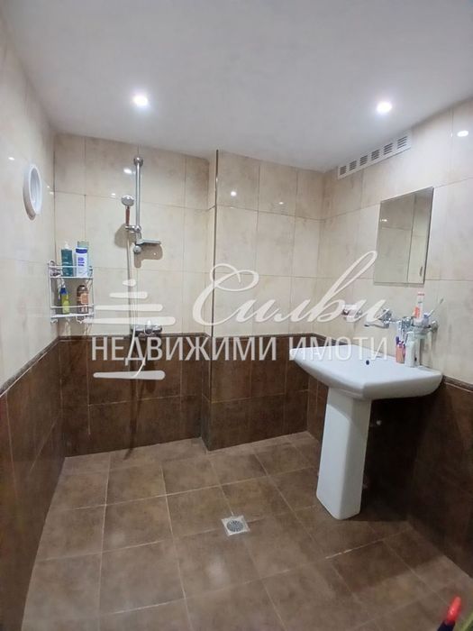 Етаж от ТУХЛЕНА къща с двор - кв. Център!