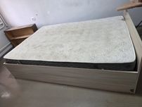 Кровать с матрасом