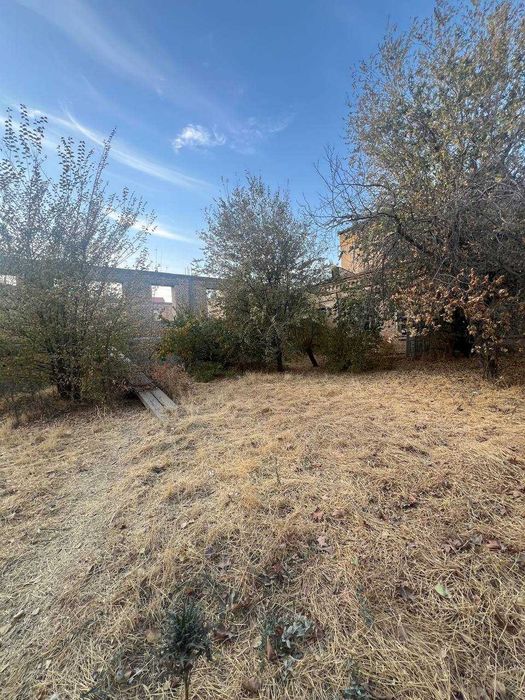 13 соток йер (под гостиница) сотилади, Регистондан 300метр