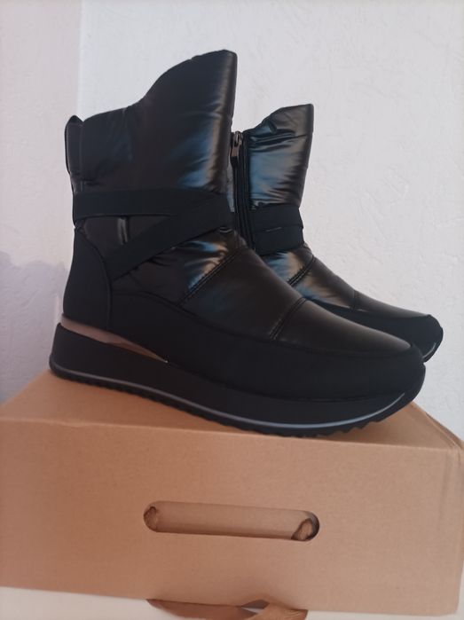 Черни дамски спортно-ежедневни зимни боти