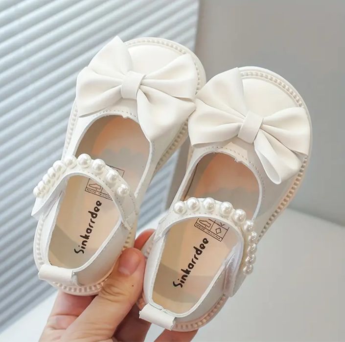 Обувки с панделка и перли