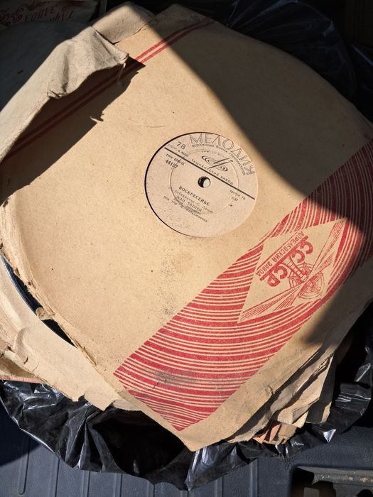 Продам виниловые пластинки рэтро песни в хорошем состояние