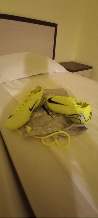 Продавам бутонки за футбол Nike mercurial vapor 16elitee
