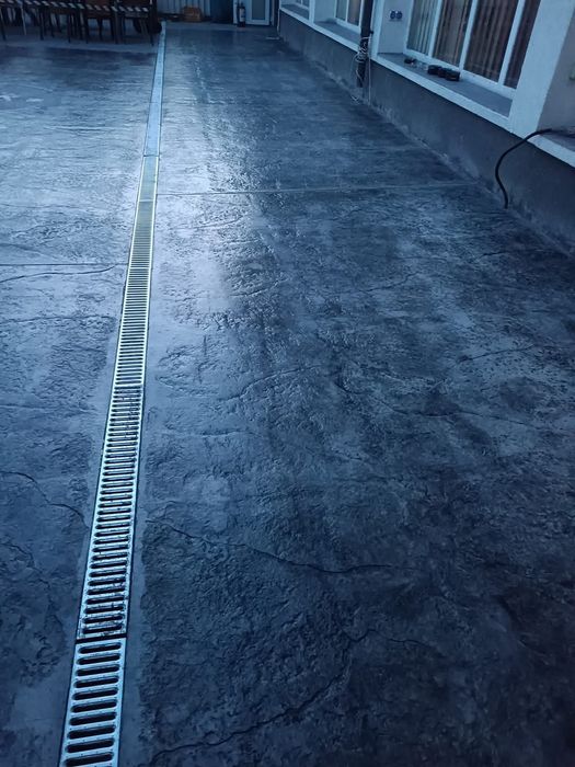 Beton amprentat . Pret 130 -140 Ron/mp Toate materiale si manopera .