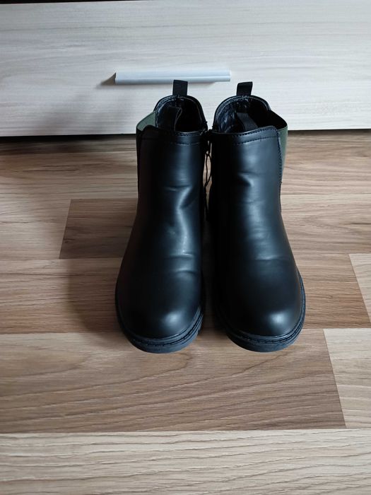 Детски боти н. 35, цена 60 лв.