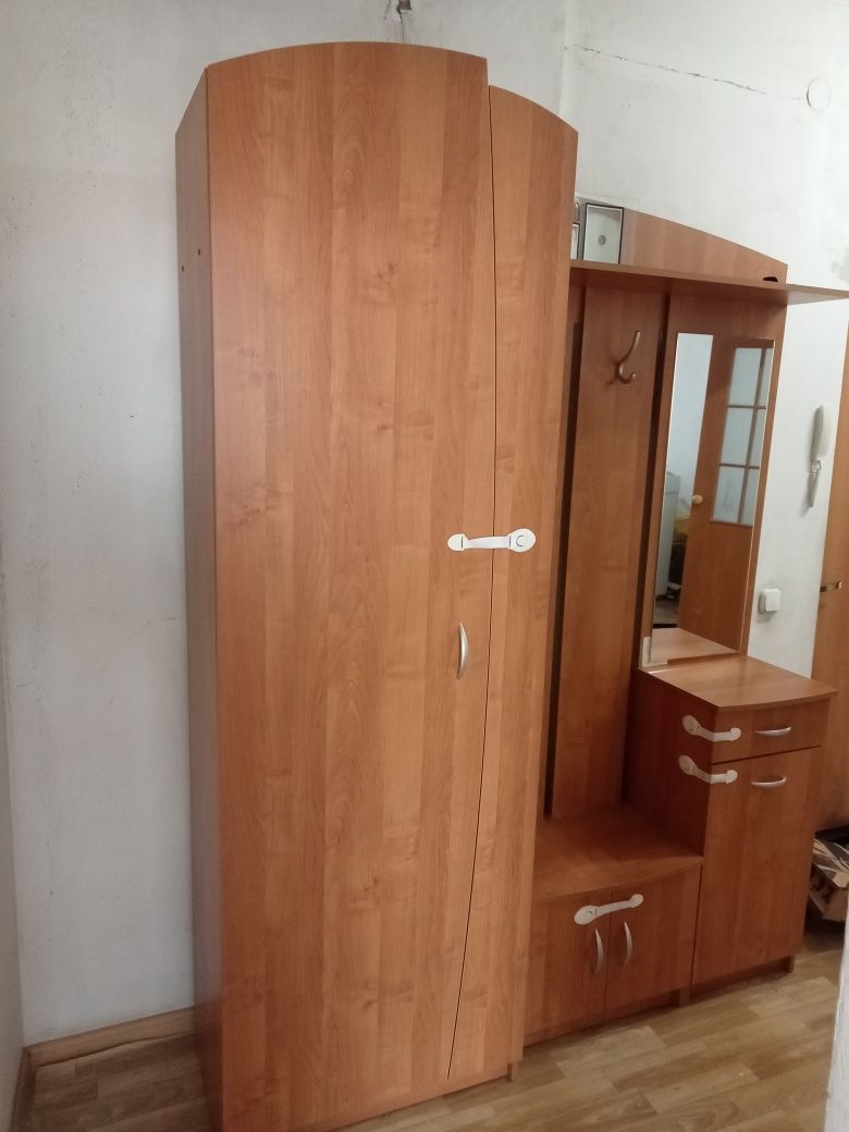 Продам в прихожую шкаф