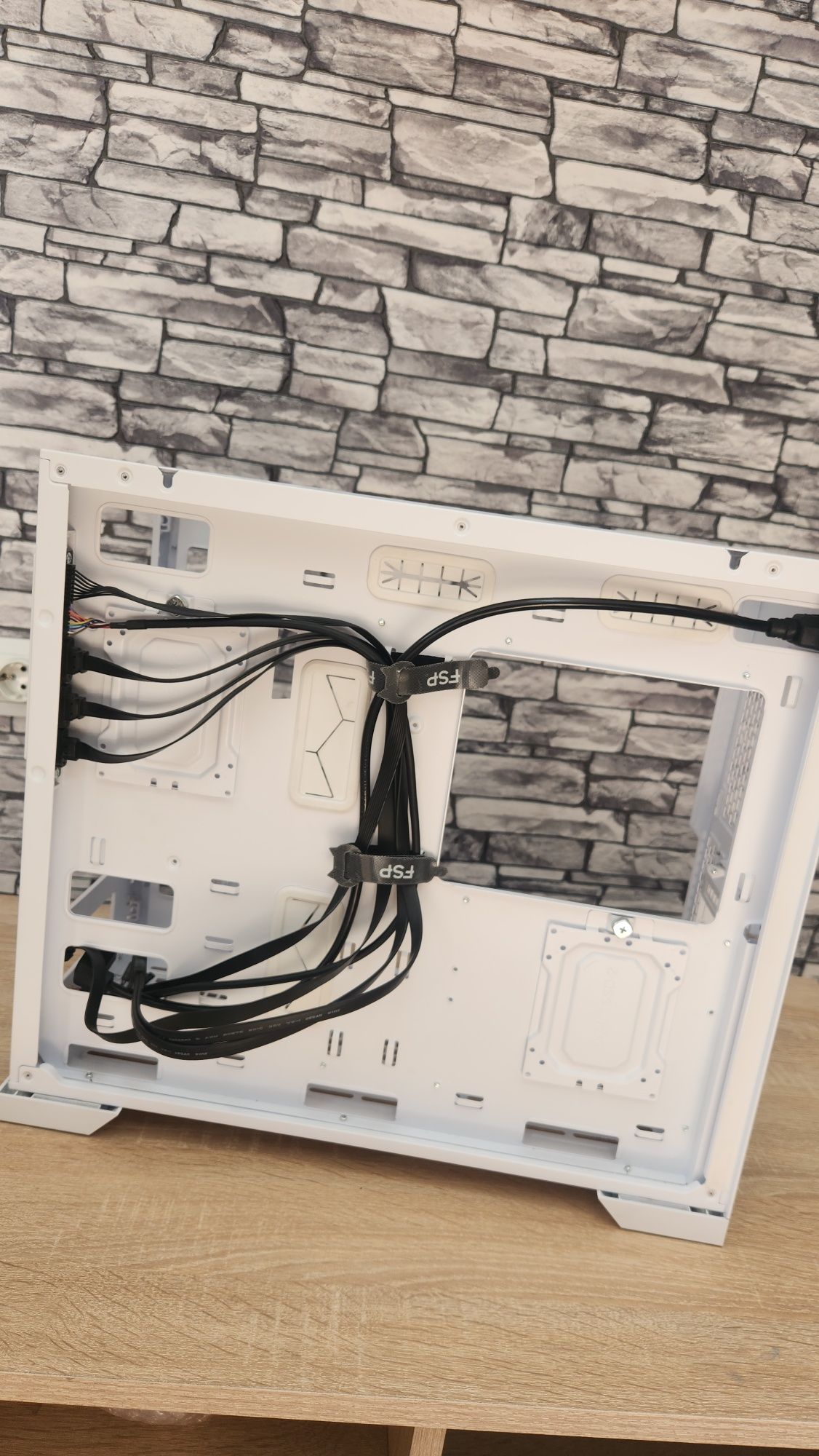 Компютърна кутия FSP CMT580W Mesh TG Mid Tower.