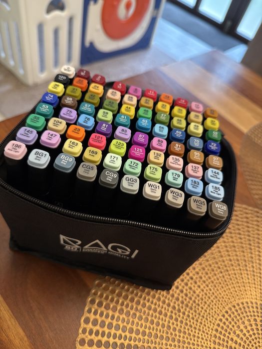 80 цвята маркери с два върха