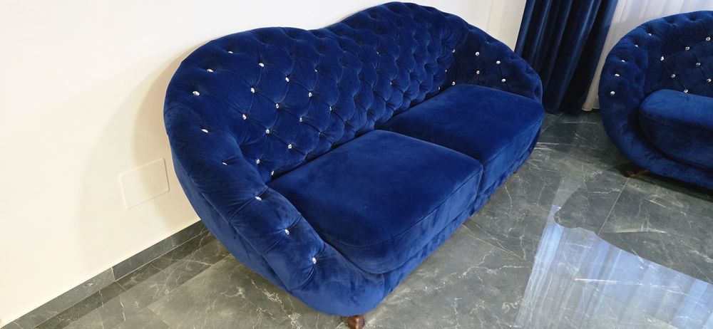 Vând două canapele, sunt  într-o stare foarte bună, extrem de putin fo