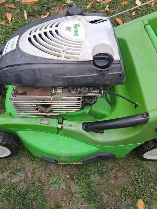 Vând mașină tuns gazon Viking pe benzină.