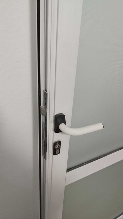 Продавам алуминиева врата 189/82см.