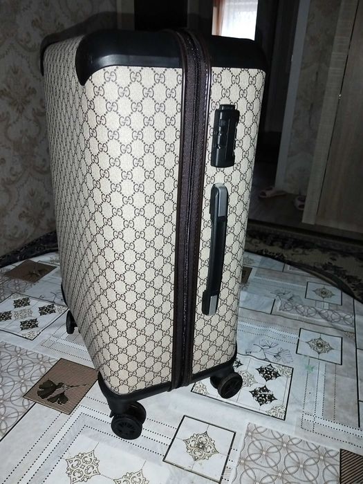 Чемодан на колёсиках