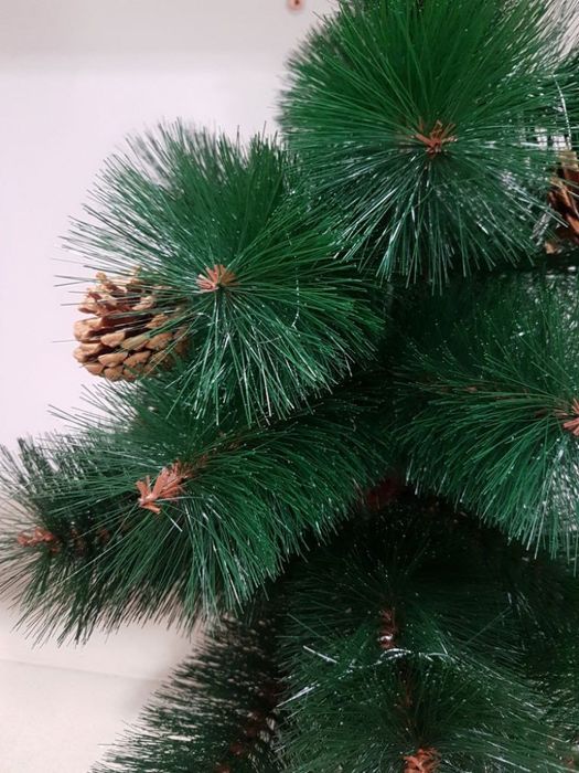 Елха естествено зелена с шишарки