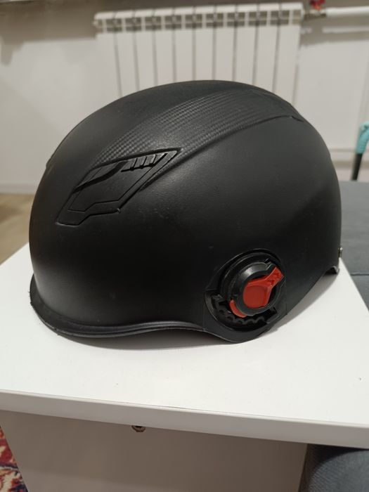 Продам чёрную защитную каску