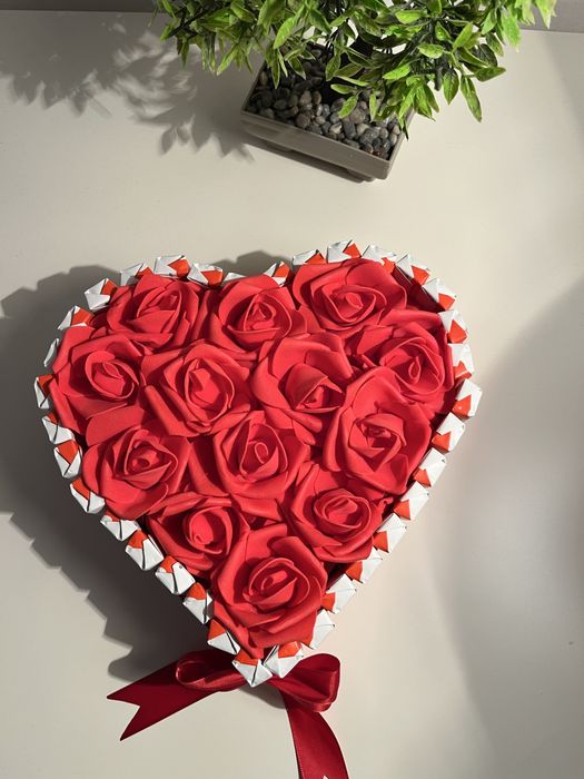 Подаръчна кутия с вечни рози и Киндер