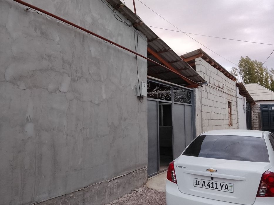 4 sotix 5 xonali uy sotiladi