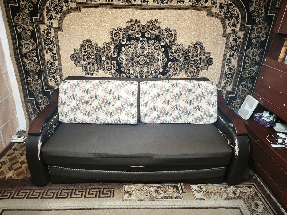 Продам диван, в удовлетворительном состоянии