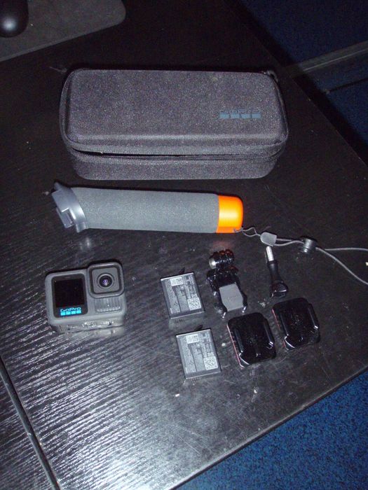 Hero GoPro 13 defecta cu accesorii (2 baterii originale + toc + stick)