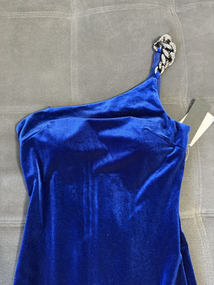 Rochie lunga pe un umar