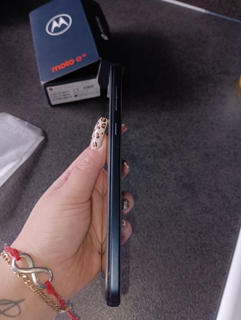 Motorola E13 64GB.