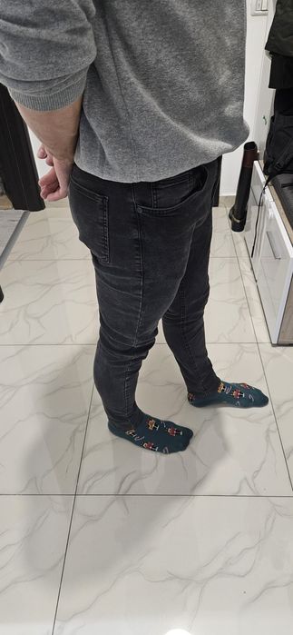 Vând 2 perechi identice de blugi 31/30