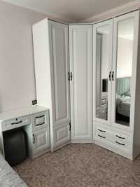 Угловой шкаф и туалетный столик с круглым зеркалом