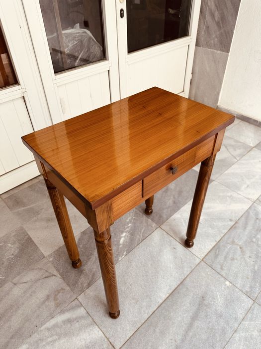 Елегантна италианска дървена маса с чекмедже – ръчна изработка