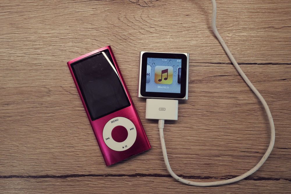 Vand ipod 2 bucati nano gen 5 si cu touch