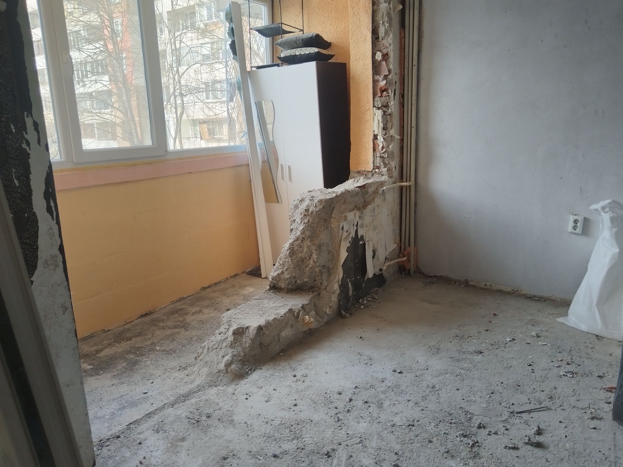 Почистване на терена мазета таван ски