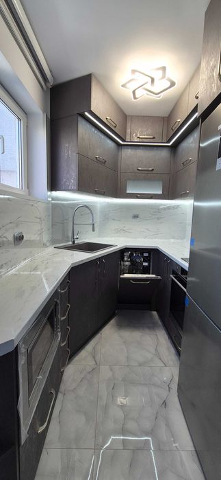 Тристаен, след ремонт със страхотна локация в кв."Колю Фичето".