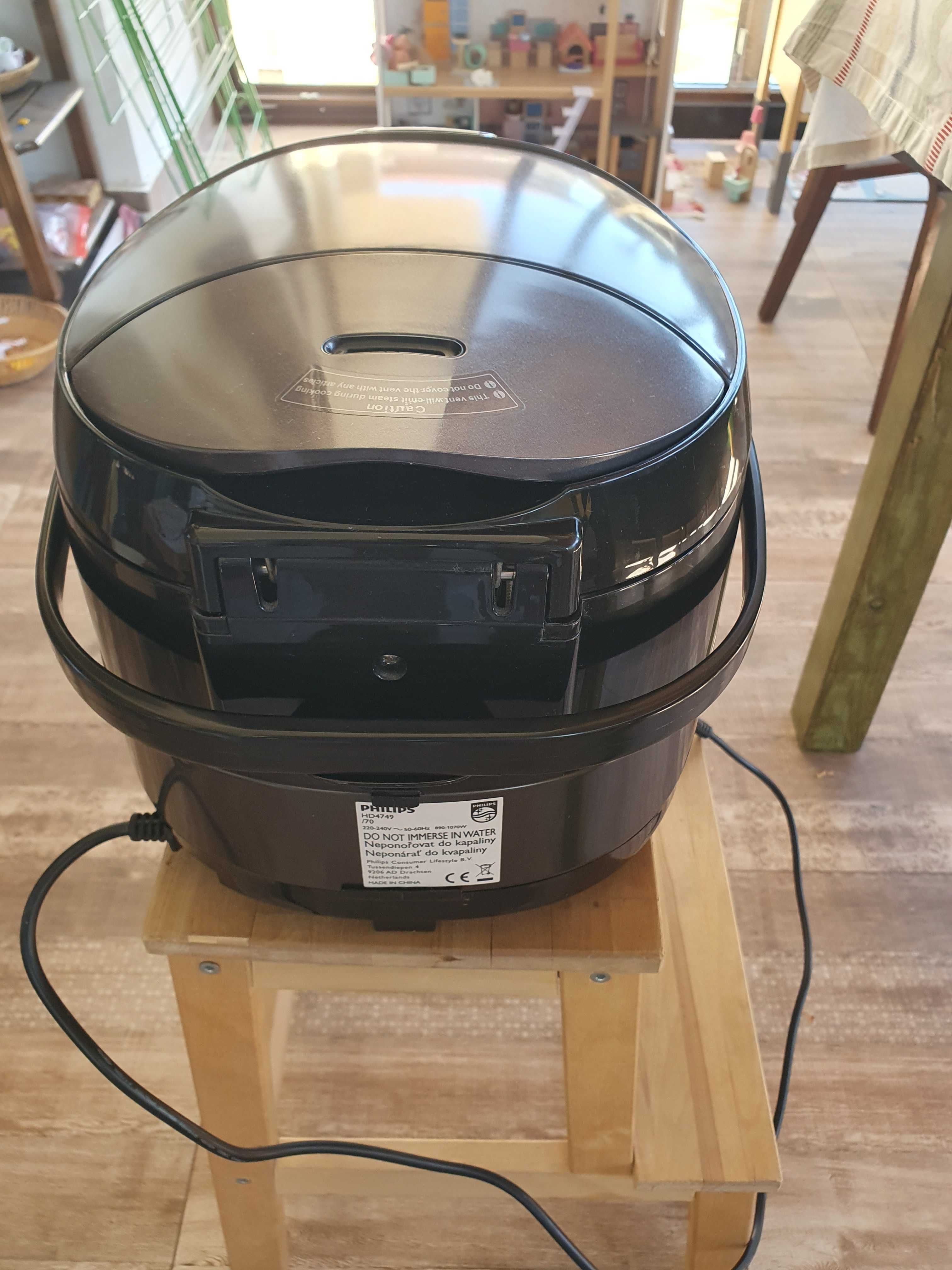 Мултикукър / Multicooker Phillips HD 4749 като нов