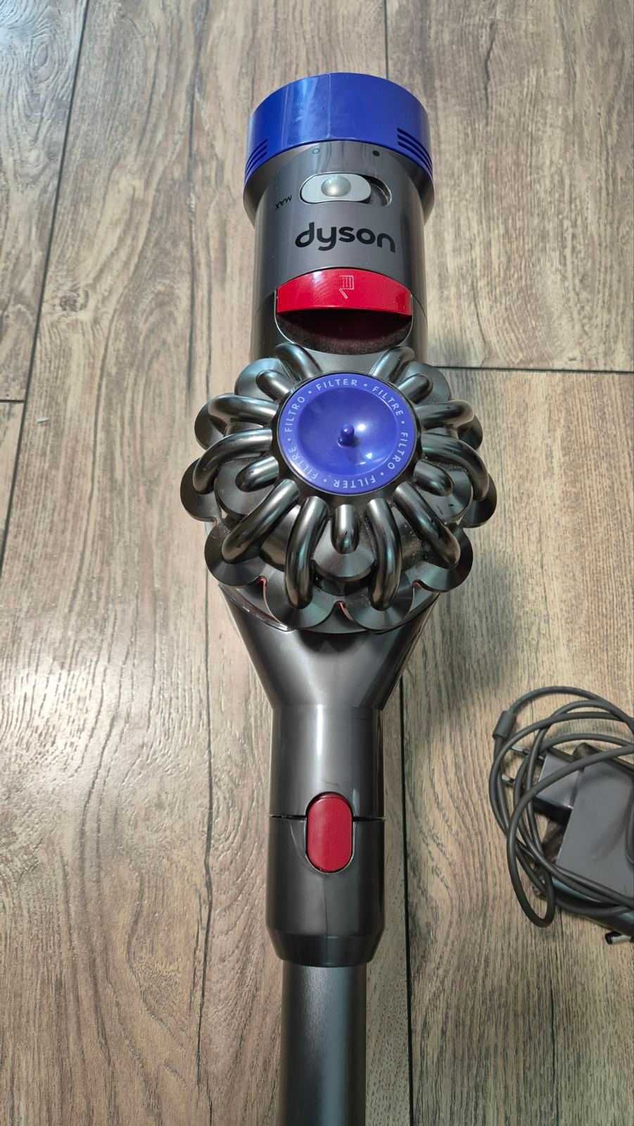 Вертикална прахосмукачка Dyson V8