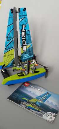 Lego Tehnic 42105 Catamaran