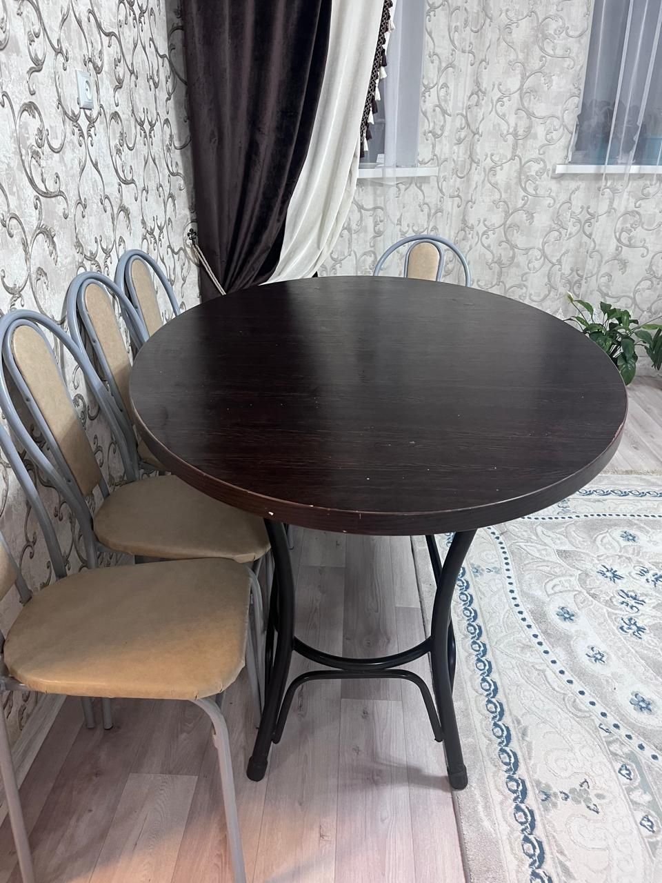 Стол со стулями для кухни