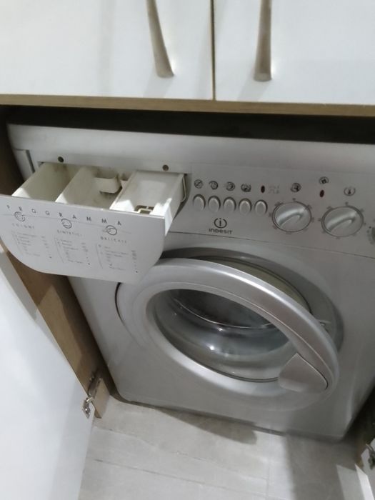 Продавам пералня Indesit